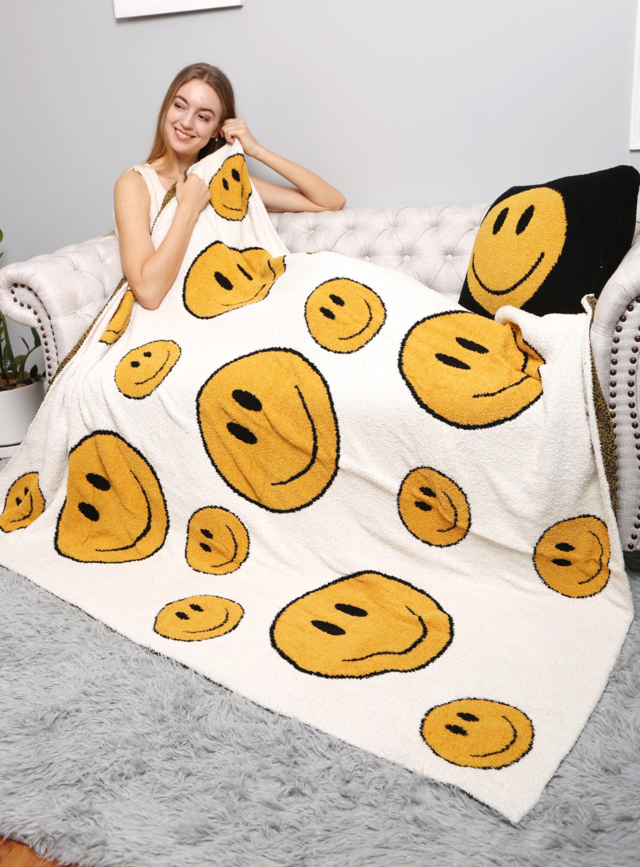 ComfyLuxe Throw Blanket- Traditional Smiley